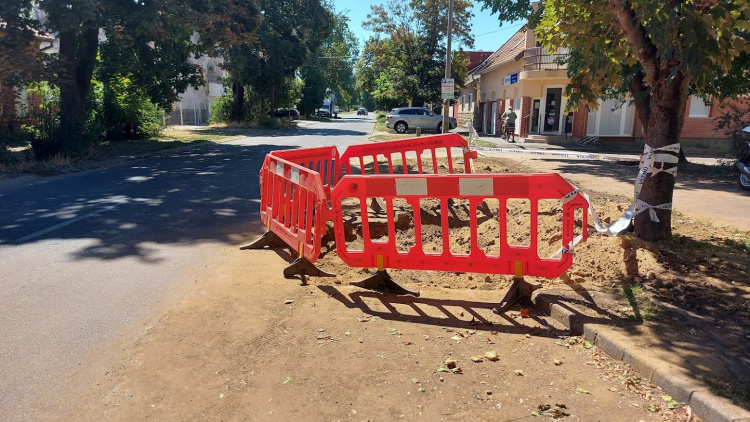 Csőtörés utáni helyreállításon dolgoznak az Ady Endre utcában