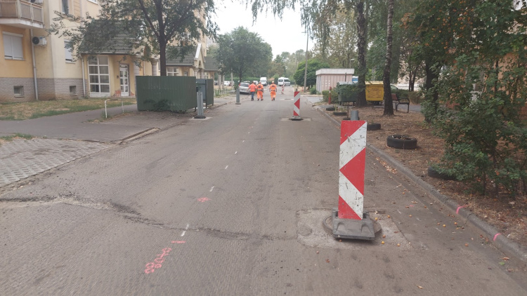 Útburkolat felújítás zajlik a Lobogó utcán