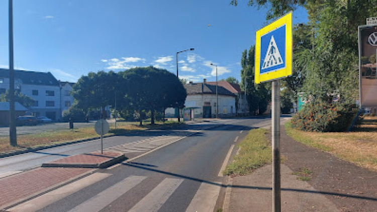 Szerdára virradóra több KRESZ-táblát is megrongáltak a Hatzel téren