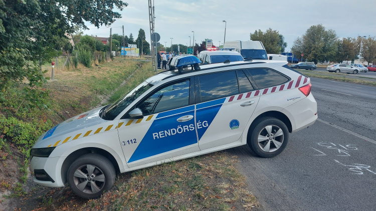 Álló rendőrautóba csapódott egy figyelmetlen sofőr