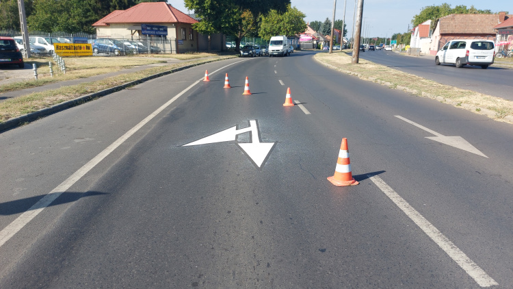Útburkolati jeleket festenek a 4-es főúton