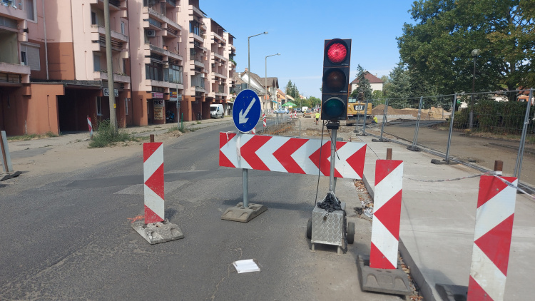 Jelzőlámpa irányítja a forgalmat a Vasvári Pál utcán