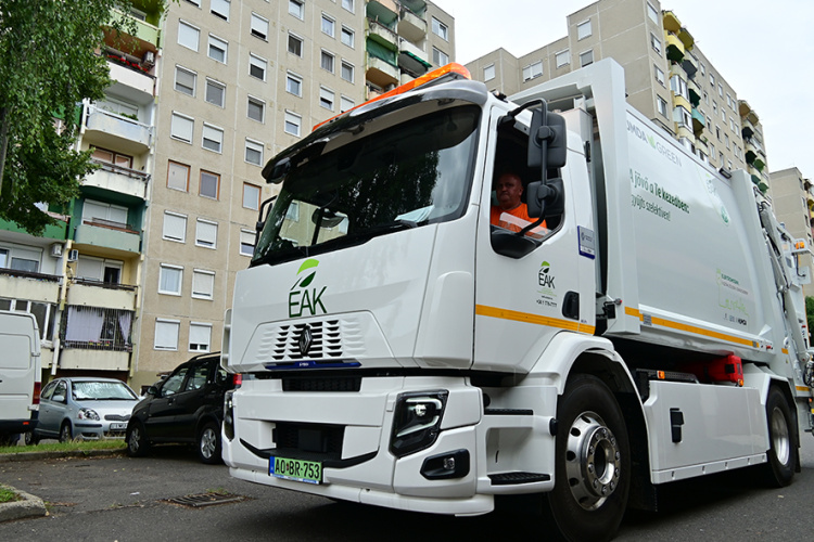 Napelemmel töltött elektromos kukásautók járják Nyíregyháza és a vármegye útjait