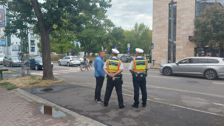 A rendőrség, a polgárőrök és a Közterület-felügyelet is segítette az iskolakezdést