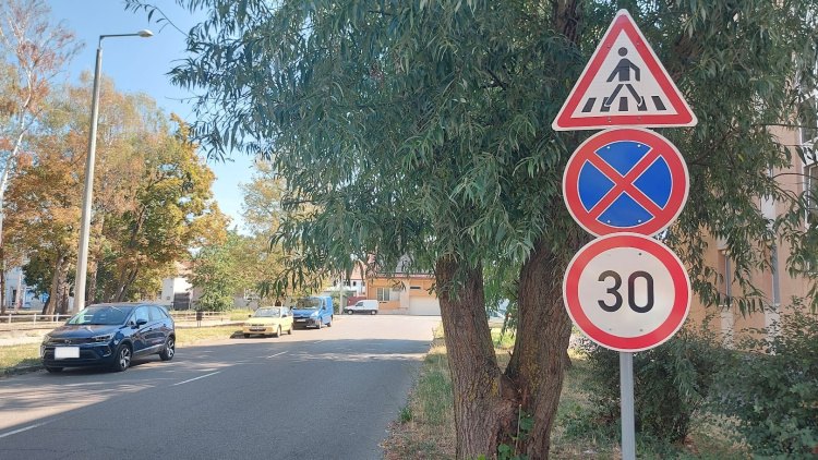 Új sebességkorlátozó táblákat helyeztek ki a Sarkantyú utca egy szakaszán
