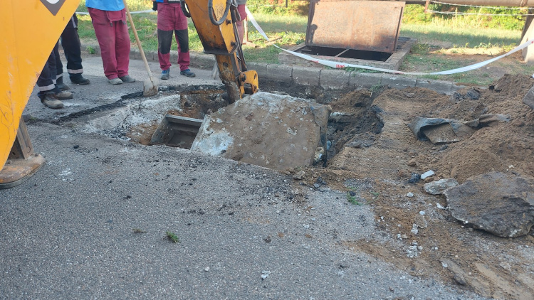 Csőtörés történt a Toldi utcán csütörtökön