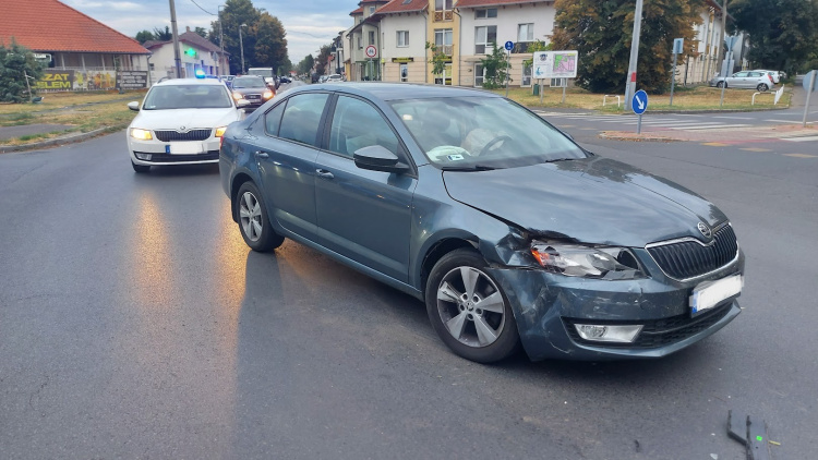 Két személygépkocsi ütközött össze tegnap este Nyíregyházán