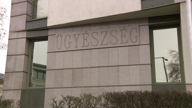 Kétezer forintot vitt el édesanyja meggyilkolása után – Vádat emeltek a nyíregyházi férfi ellen