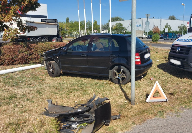 Nyerges vontató és személyautó ütközött a László utcában