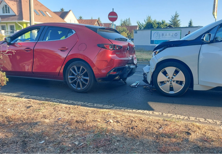 Ráfutásos baleset történt az Orosi úton kedden