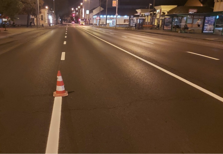 Útburkolati jeleket festenek a belvárosban