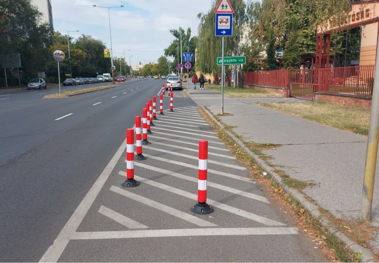 Fényvisszaverő oszlopokat helyeztek el az Apáczai iskola és a tűzoltóság előtt