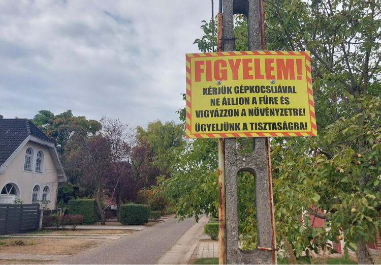 Figyelemfelhívó táblát helyeztek el a Bencs László utcában