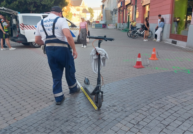Rolleres és kerékpáros ütközött a Kossuth téren
