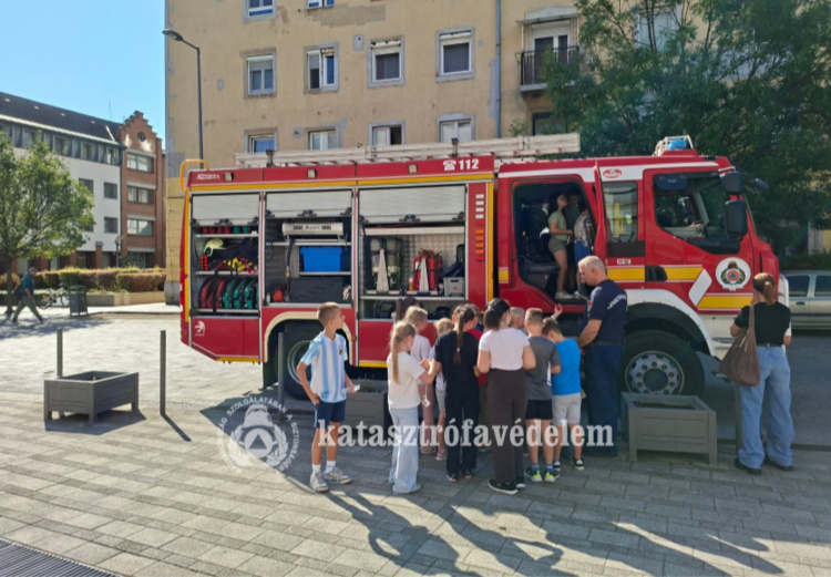 Tűzoltóautó, szerencsekerék és hasznos tudás – A tűzoltók is várták a családokat a Biztonság Hetén