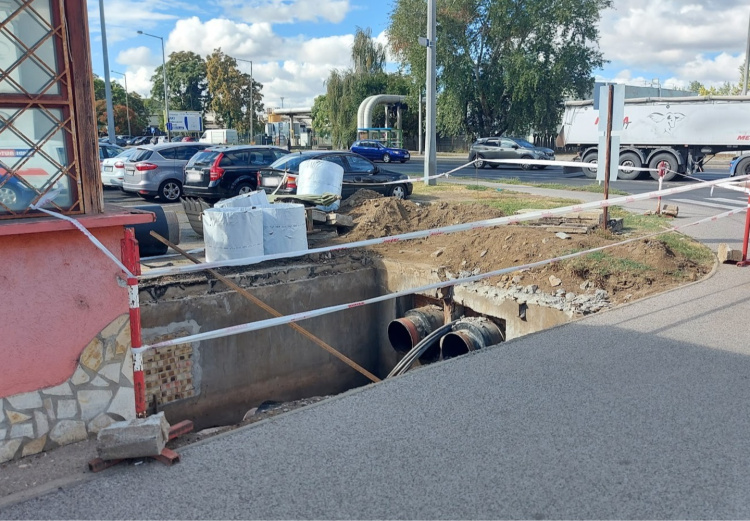 Távhővezetéket cserélnek a Vörösmarty térnél
