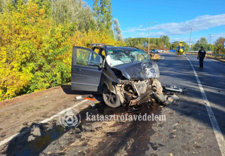 Halálos baleset a 41-es főúton – kisbusz és személyautó ütközött Nyíregyházánál