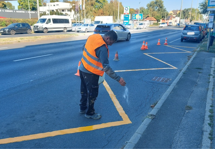 Útburkolati jeleket festettek a 4-es számú főút több szakaszán