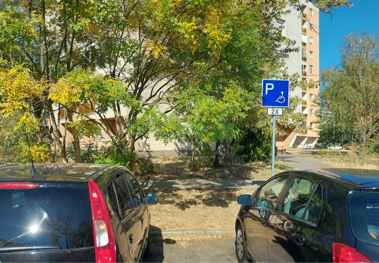 Új mozgáskorlátozott parkolók a Vasvári Pál utcán