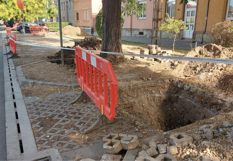 Egy törött ivóvízcső helyreállításán dolgoznak a szakemberek a Szarvas utcán