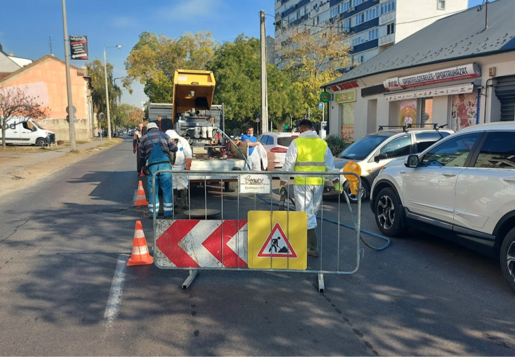 A szennyvíz vezetékek korszerűsítését végzik a szakemberek a Kossuth utcán