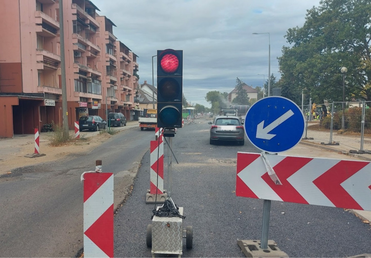 A jelzőlámpák akkumulátorait cserélték a szakemberek a Vasvári Pál utcában