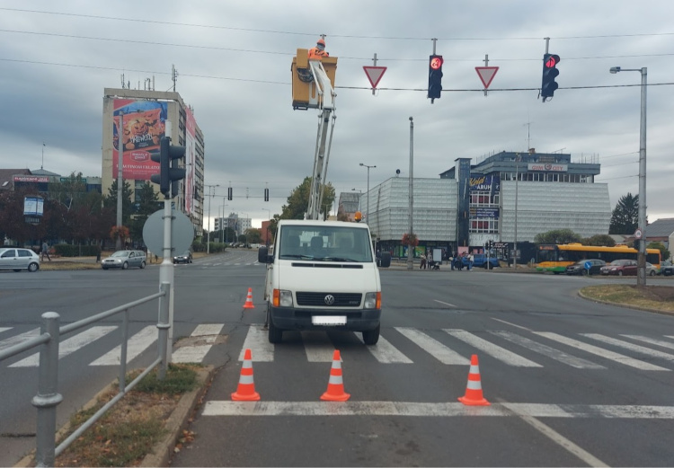 Emelőkosárból javítják és tisztítják a lámpákat a Magyar Közút szakemberei