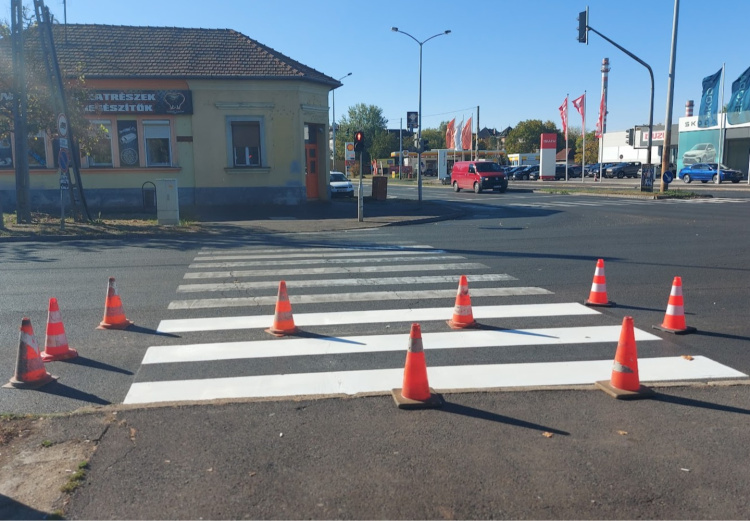 Útburkolati jeleket festettek hétfőn Nyíregyházán, a körút teljes szakaszán