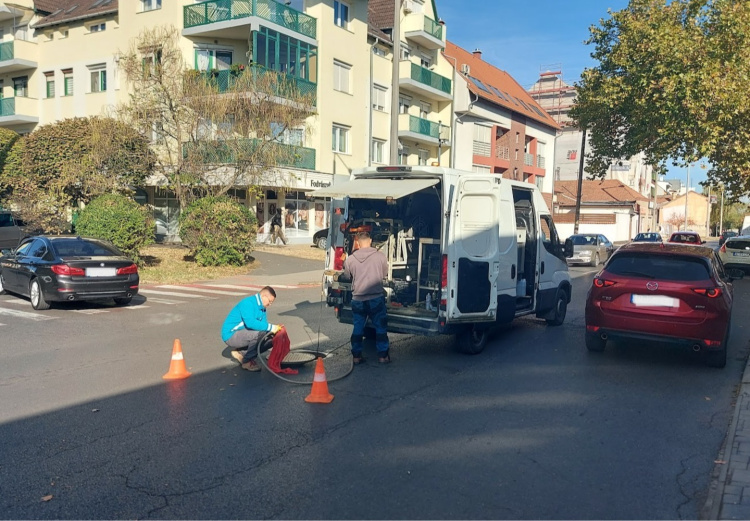 Egy zárt rendszerű szennyvízvezeték-hálózat átjárhatóságát ellenőrzik a Kossuth utcán