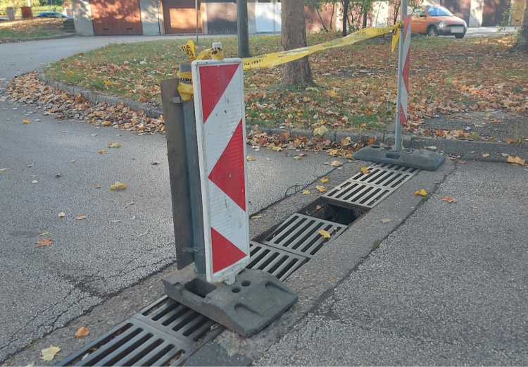 Megrongálódott egy csapadékelvezető csatorna rácsa a Szántó Kovács János utcán