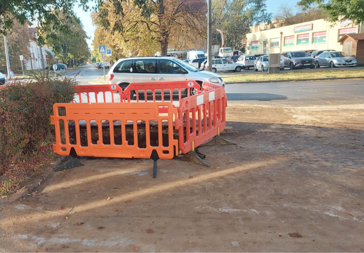 Ivóvízvezeték tört el az Erzsébet tér és a Szent István utca találkozásánál