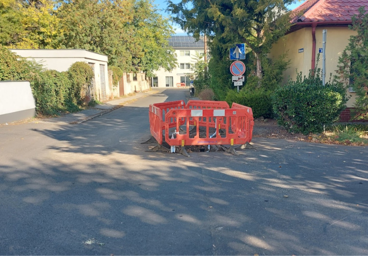 Csőtörés miatt korlátozzák a forgalmat a Közép utca és a Béla utca térségében