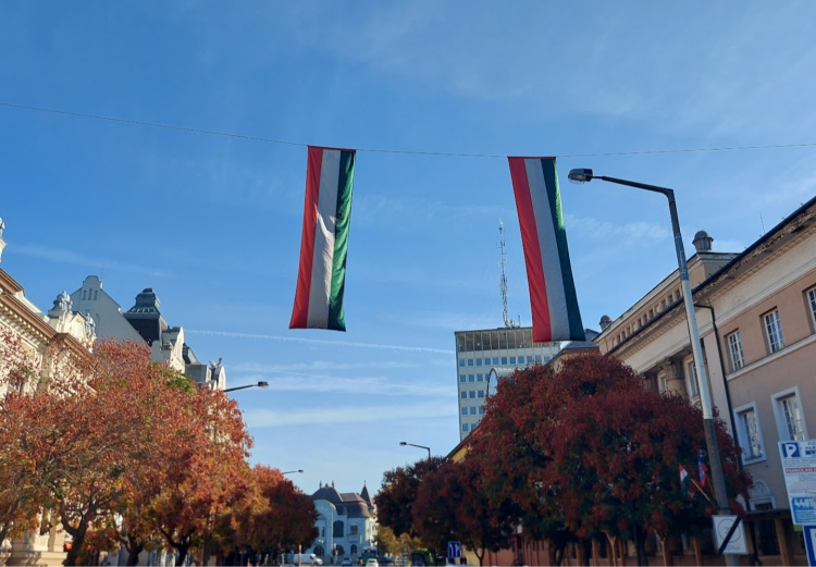 Nemzeti színű zászlókkal díszítették fel Nyíregyházát