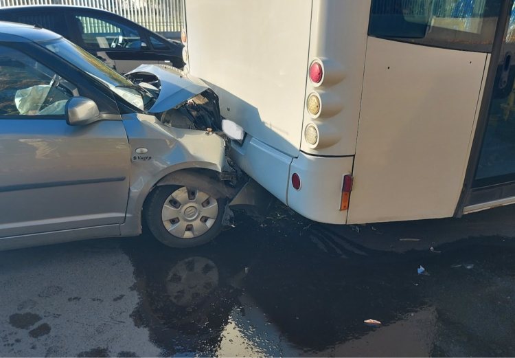 Autóbusz hátuljának ütközött egy személyautó a Sóstói úton
