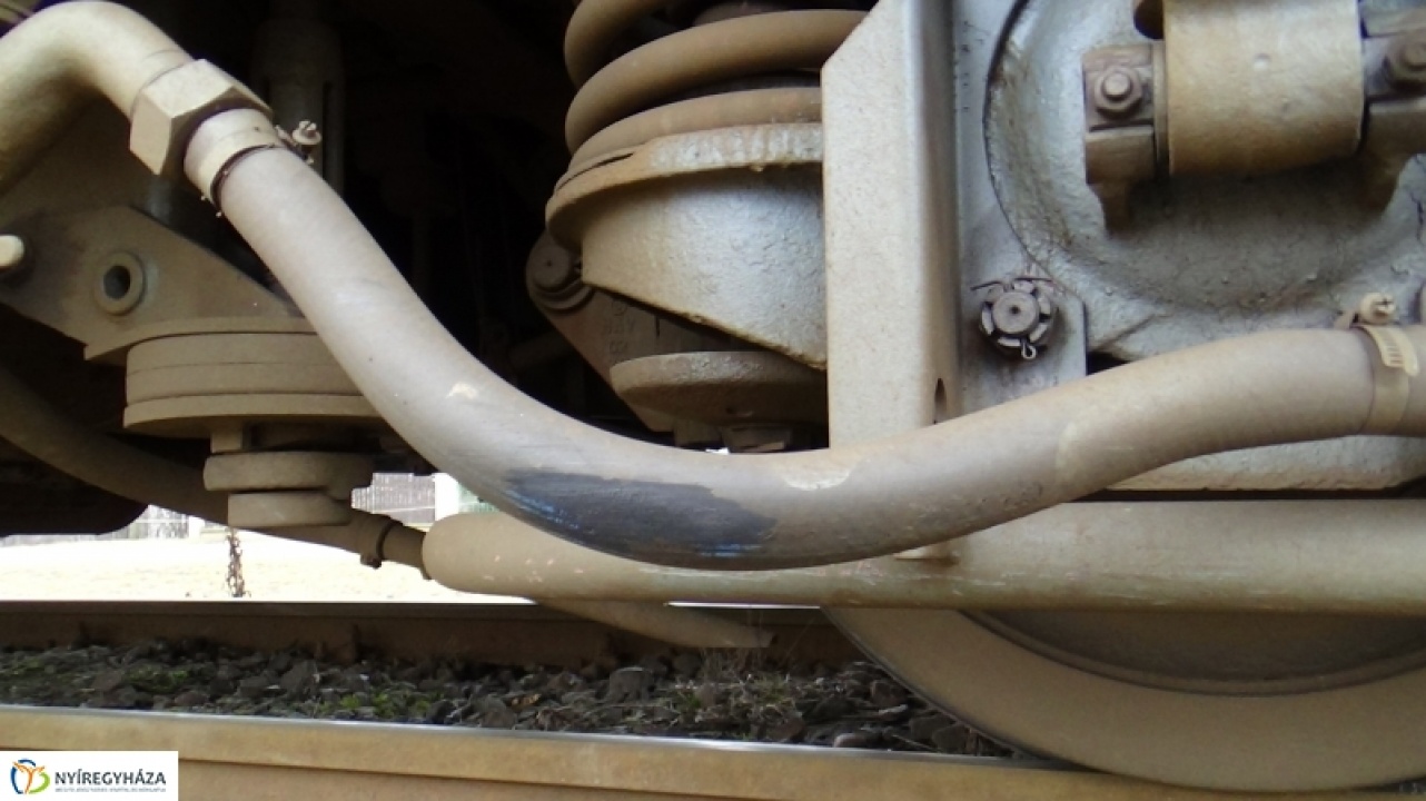 86 méteren át tolta a vonat – Baleset Tiszalöknél