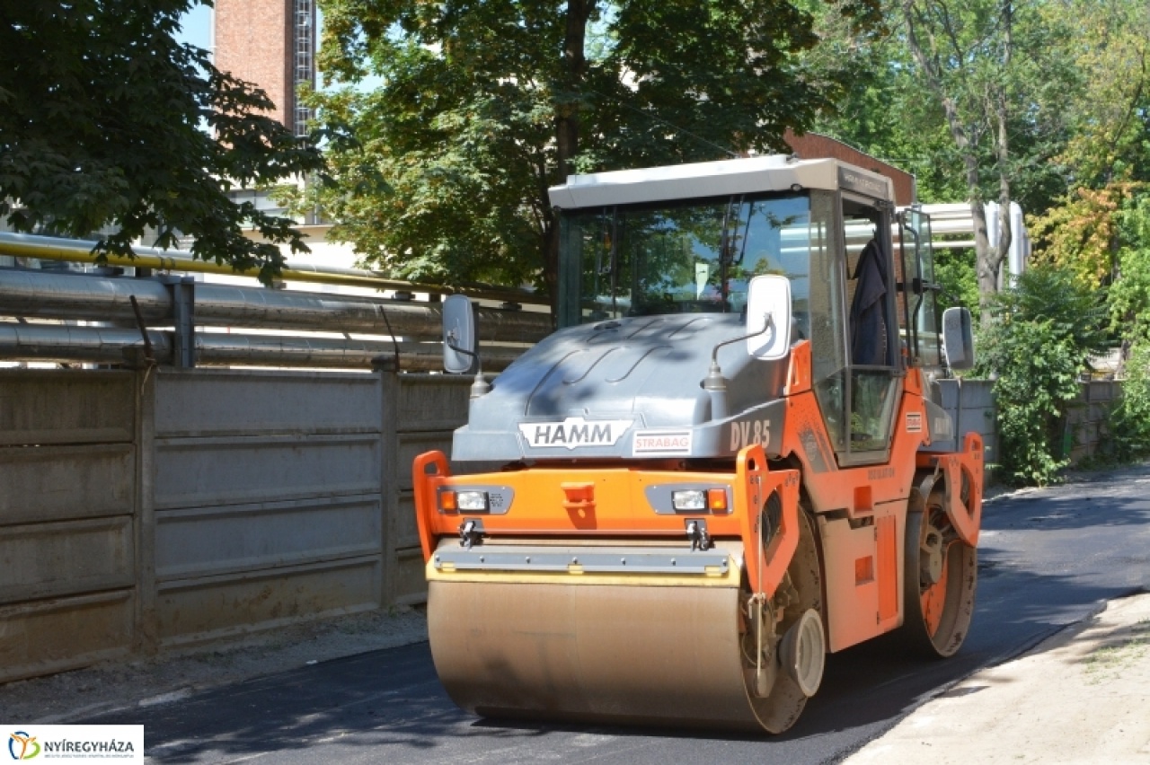 Több mint 800 millió az utakra Nyíregyházán