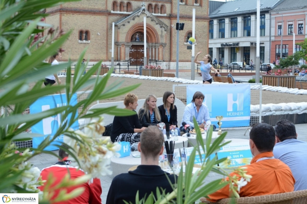 Strandröplabda – ismét a Kossuth téren