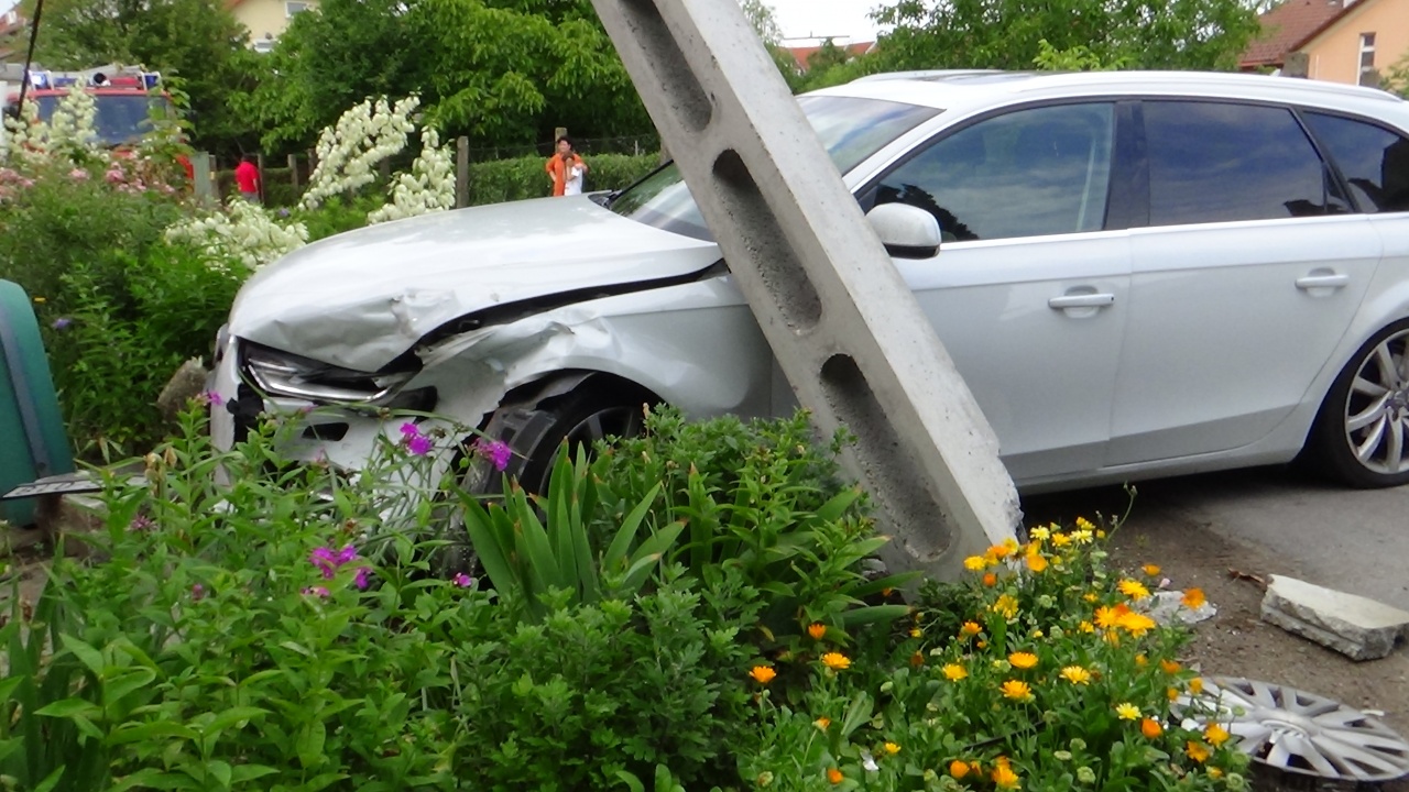 Oszlopot döntött az autó