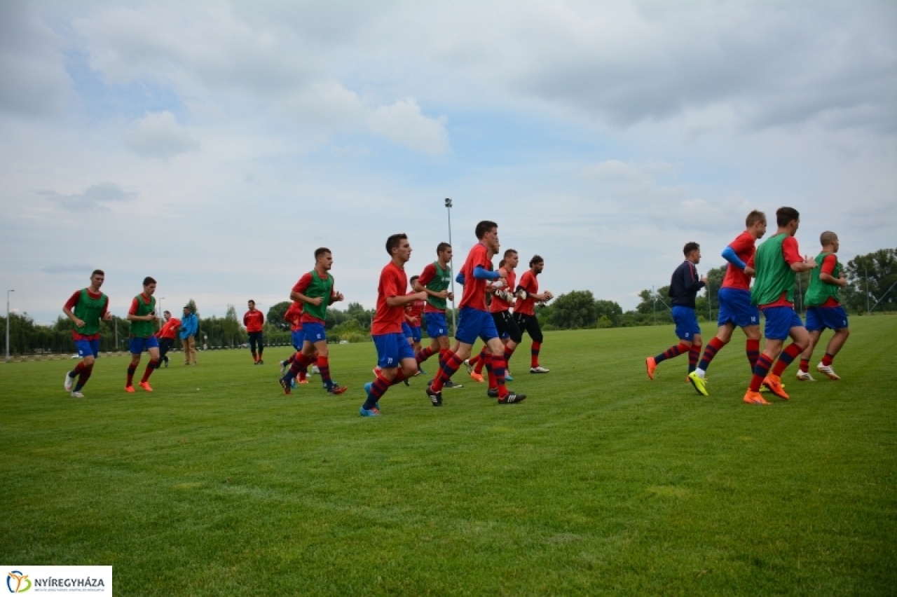 Alakul a keret – íme az edzőtáborba utazó Szpari