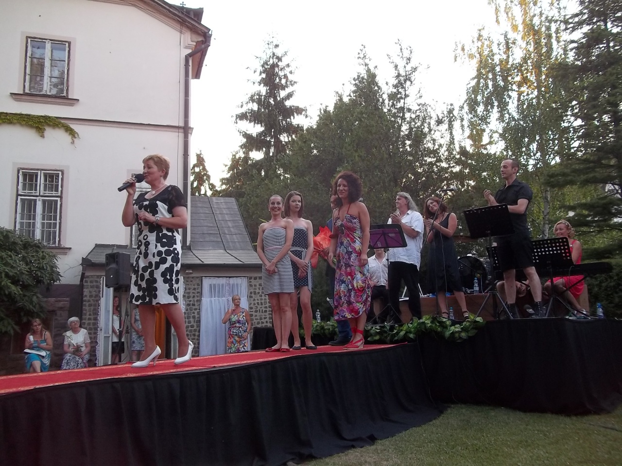 Felejthetetlen francia est a Bencs Villa parkjában