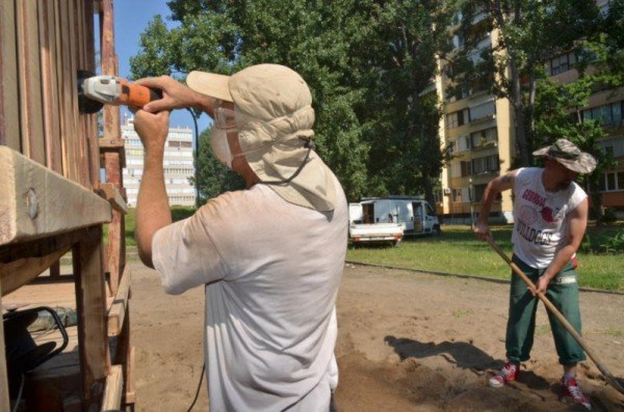 TÖBB MINT EZER EMBER KAP MUNKÁT