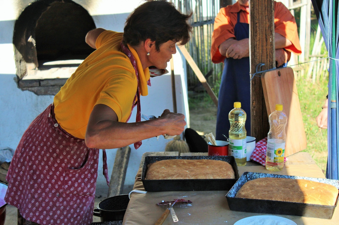 Kemencés meggyes lepény a Meggyes Napon a Múzeumfaluban