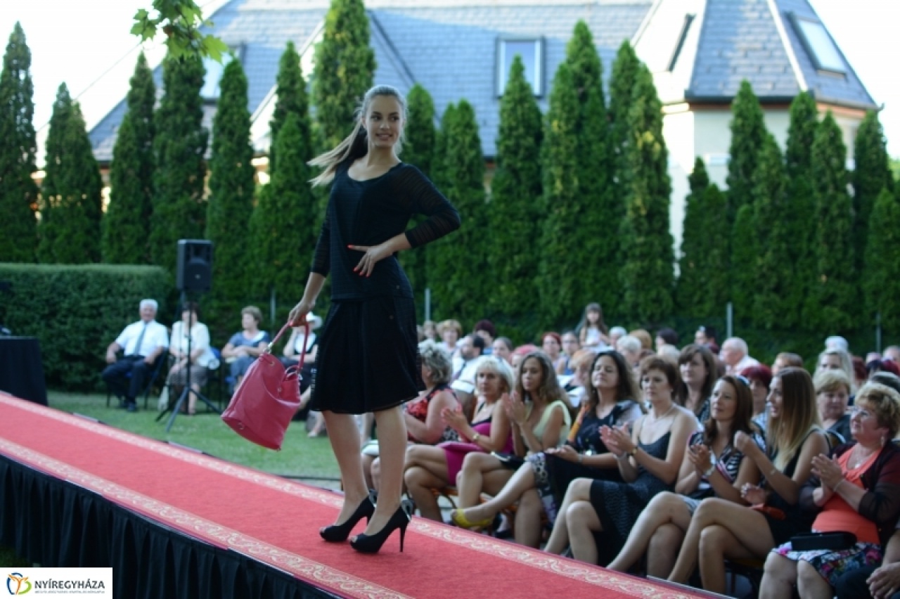 Divatest a Bencs Villában francia módra (+video)