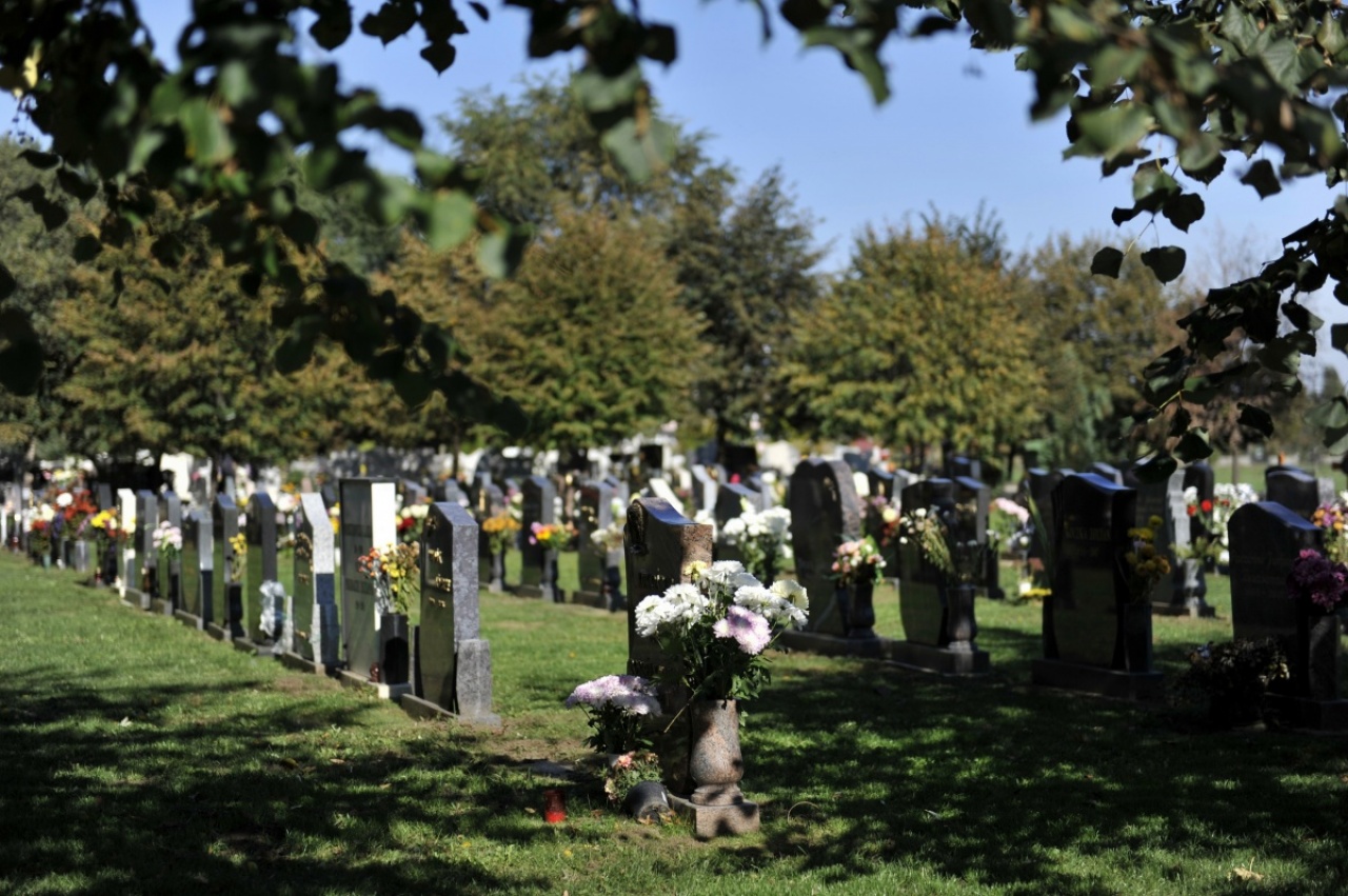 Funkciót kapnak a temetői padok