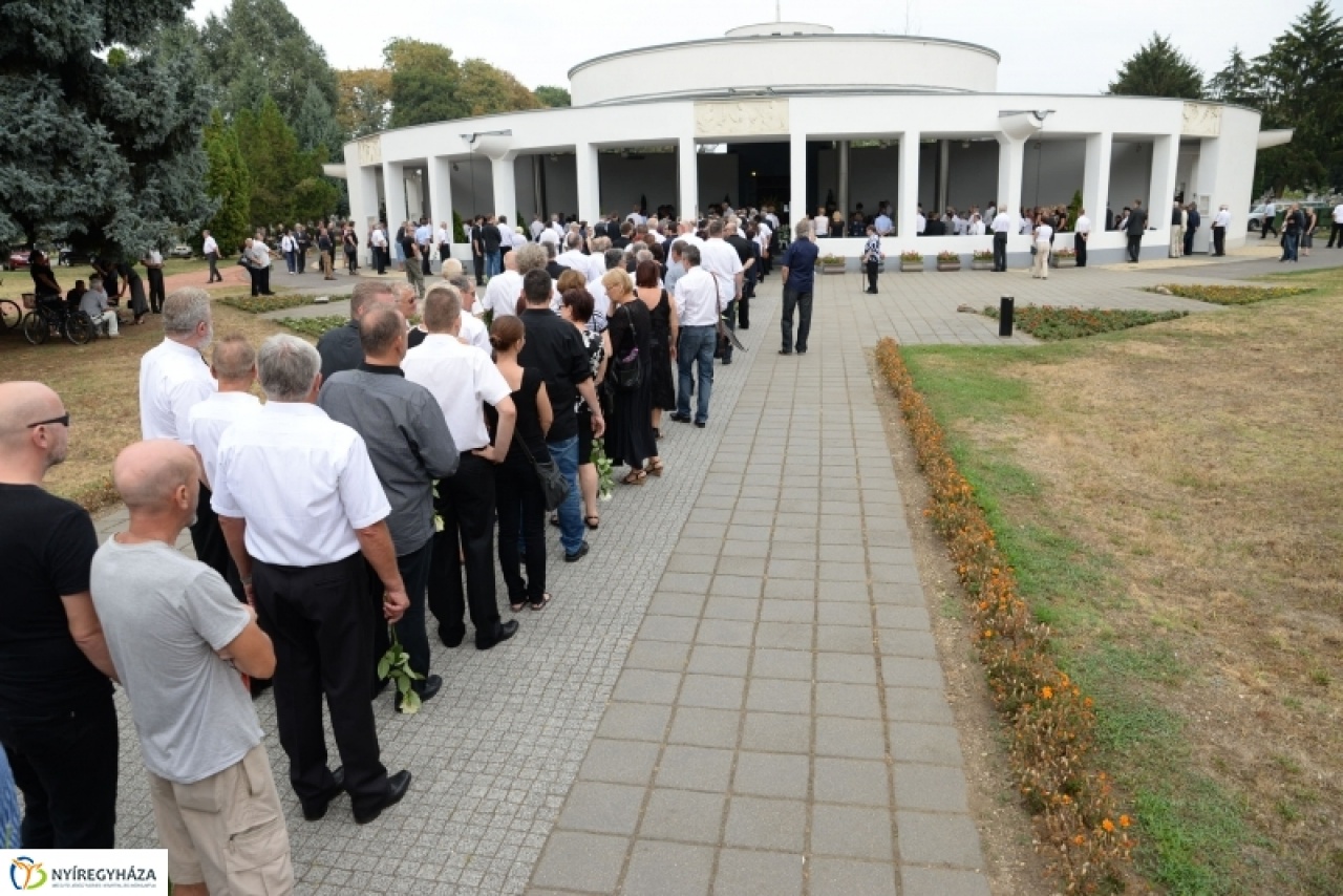 Könnyek, virágok, dallamok – Búcsú DJ Shulcz-tól