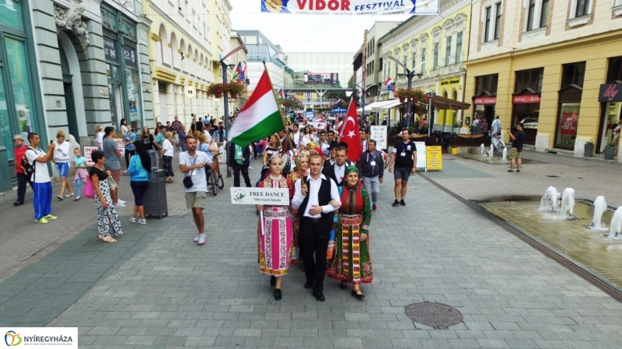 21 csapat, 400 táncos, 4 országból