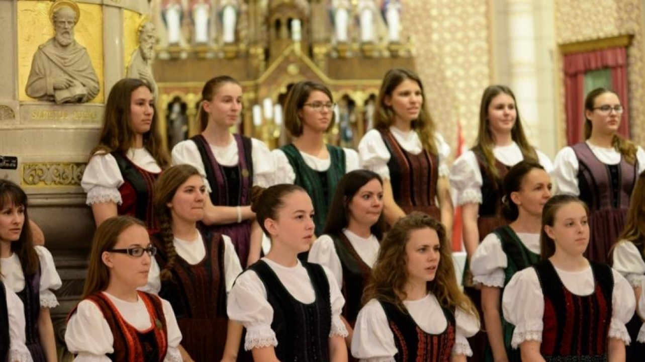 Gálázik a negyvenéves Cantemus