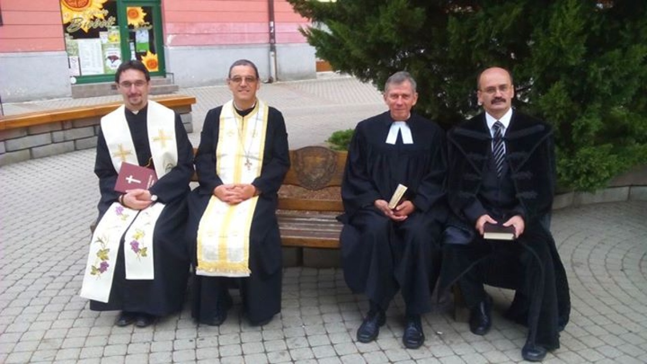 Papok foglalták el a Papok padját Nyíregyházán