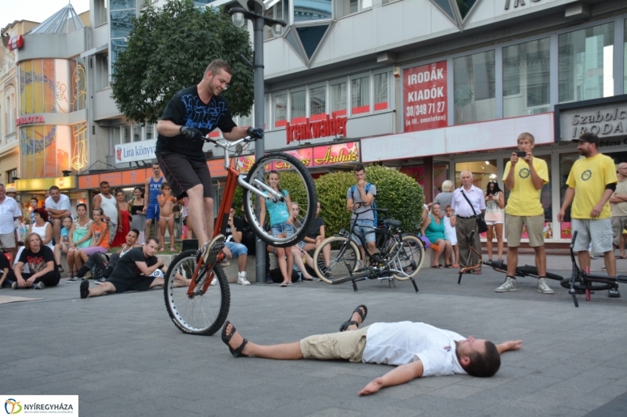 Nem csak kerékpáron bohóckodtak