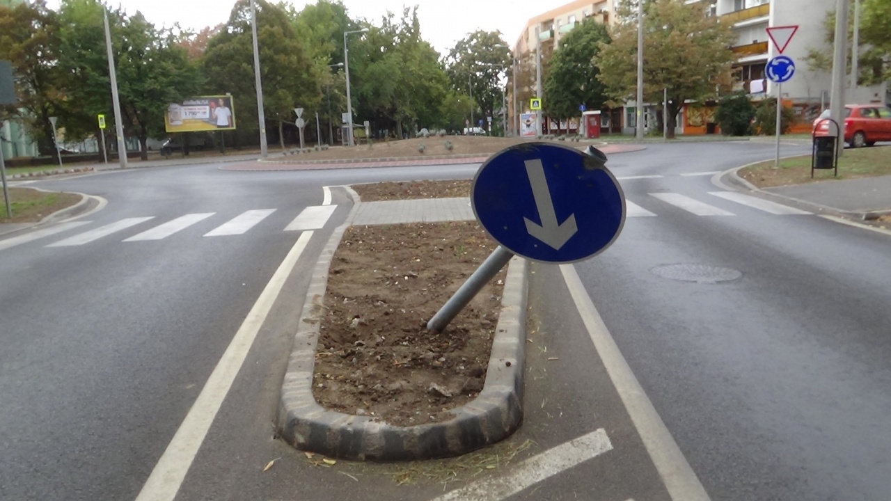 Kidöntötte a táblát